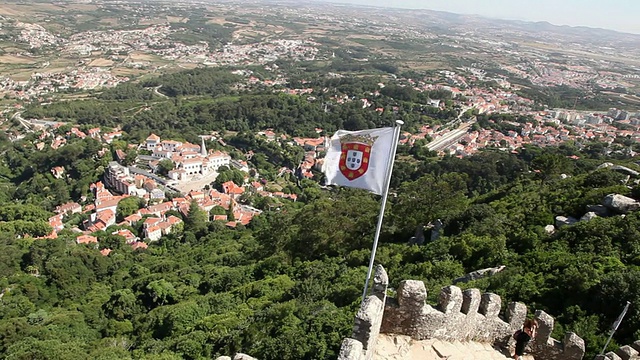 辛特拉，摩尔人的城堡(Castelo dos Mouros)，内墙的景色，和辛特拉城视频素材