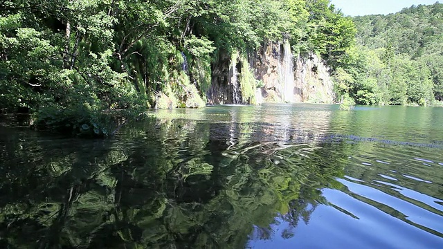 瀑布在上游的湖泊，普利特维茨湖国家公园视频素材