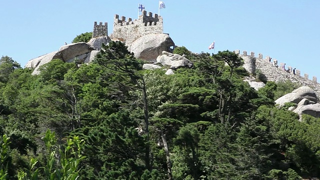 辛特拉，摩尔人的城堡(Castelo dos Mouros)，皇家塔和Pena Palaca在背景，辛特拉视频素材