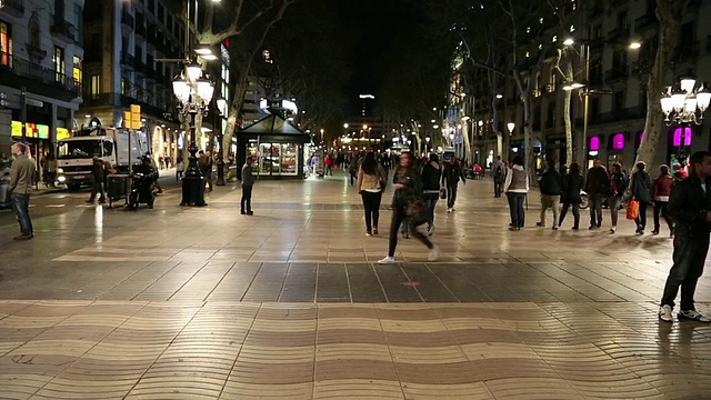 西班牙巴塞罗那的兰布拉大街(Las Ramblas)，人们在夜间行走。视频素材