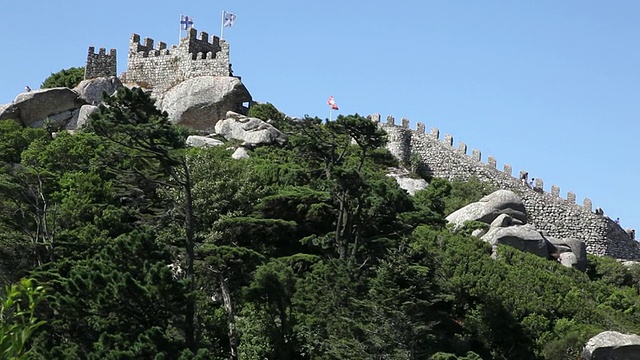 辛特拉，摩尔人的城堡(Castelo dos Mouros)，皇家塔和Pena Palaca在背景，辛特拉视频素材