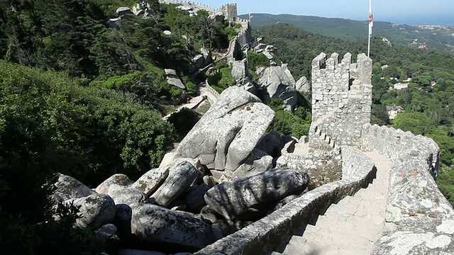 辛特拉，摩尔人的城堡(Castelo dos Mouros)，内墙的景色，辛特拉视频素材