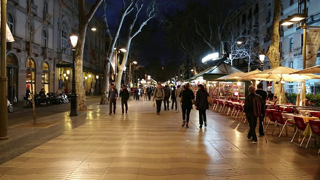 西班牙巴塞罗那的兰布拉大街(Las Ramblas)，人们在夜间行走。视频素材