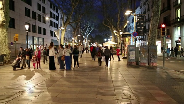 西班牙巴塞罗那的兰布拉大街(Las Ramblas)，人们在夜间行走。视频素材