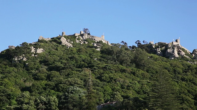 辛特拉，从辛特拉市可以看到摩尔人的城堡(Castelo dos Mouros)视频素材