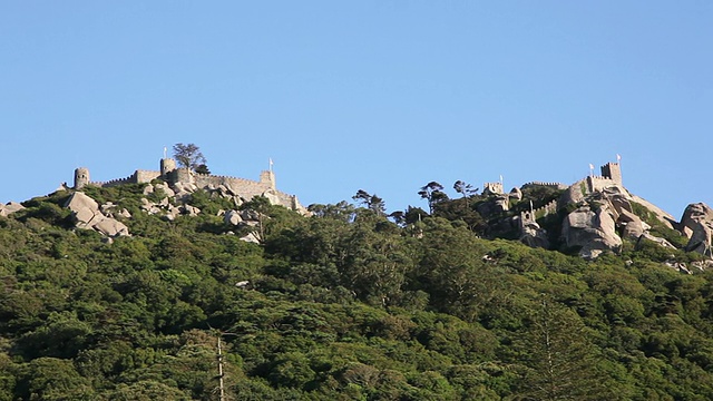 辛特拉，从辛特拉市可以看到摩尔人的城堡(Castelo dos Mouros)视频素材