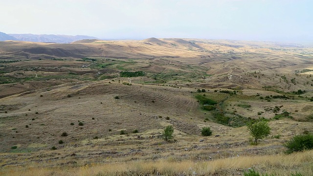 埃里温，埃里布尼城堡，城堡周围的山丘视频素材