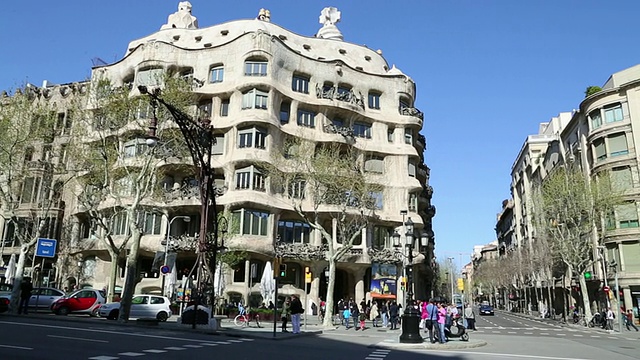 Casa Mila (La Pedrera)，由加泰罗尼亚建筑师Antoni Gaudi设计，巴塞罗那视频素材