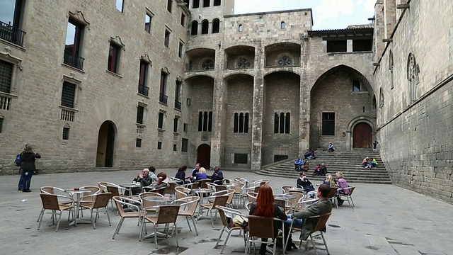 Royal Palece (Palau Reial Major)，宫殿的外景，游客在一个cafÃ©在宫殿前面，西班牙巴塞罗那视频素材