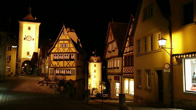 Rothenburg ob der Tauber，小广场(Plonlein)和Sibers (Siebersturm)塔的夜景视频素材