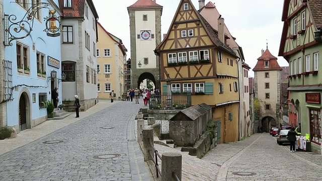 Rothenburg ob der Tauber，旧的铁工艺品和Sibers (Siebersturm)塔在背景视频素材