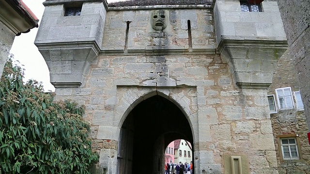 Rothenburg ob der Tauber，城堡大门上的塔(Burgtor)视频素材