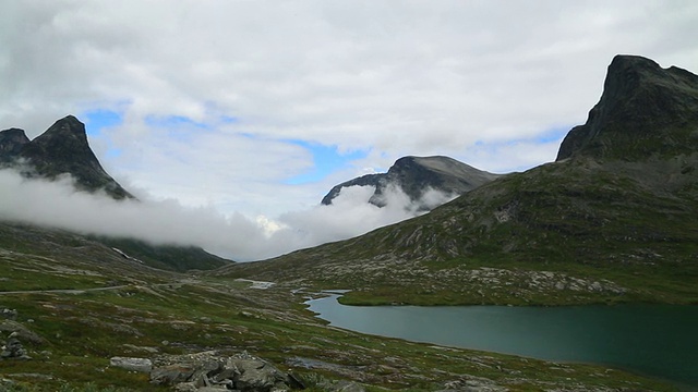 在Geiranger到Langvatnet湖之间的63号风景优美的道路上观看视频素材