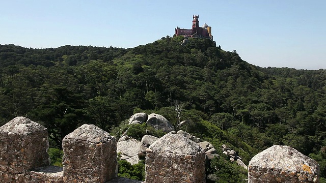 辛特拉，从摩尔城堡(Castelo dos Mouros)看到佩纳帕拉奇，辛特拉视频素材