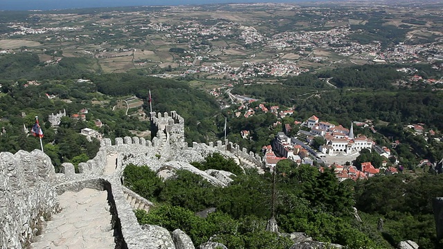 辛特拉，摩尔人的城堡(Castelo dos Mouros)，可以看到墙壁，山谷和北大西洋，辛特拉视频素材