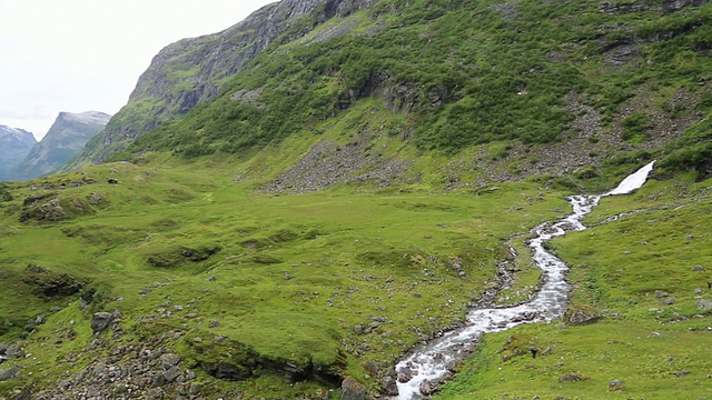 在Geiranger到Langvatnet湖之间的63号风景优美的道路上观看视频素材