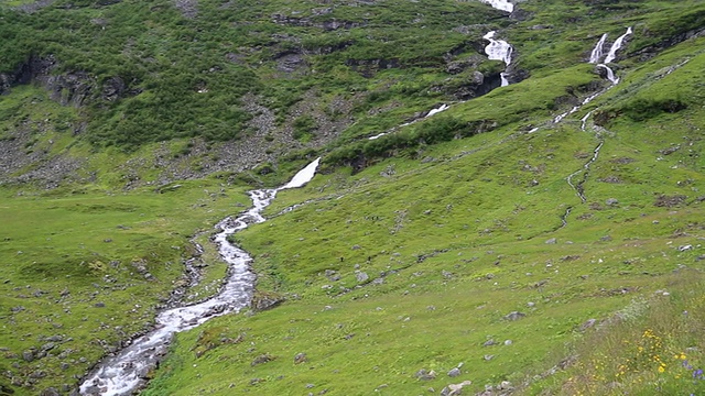 在Geiranger到Langvatnet湖之间的63号风景优美的道路上观看视频素材