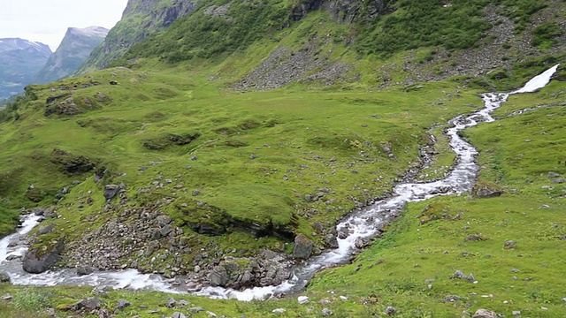 在Geiranger到Langvatnet湖之间的63号风景优美的道路上观看视频素材