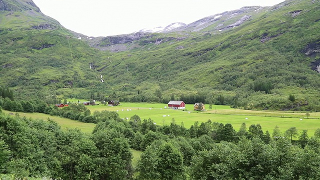 在Geiranger到Langvatnet湖之间的63号风景优美的道路上观看视频素材