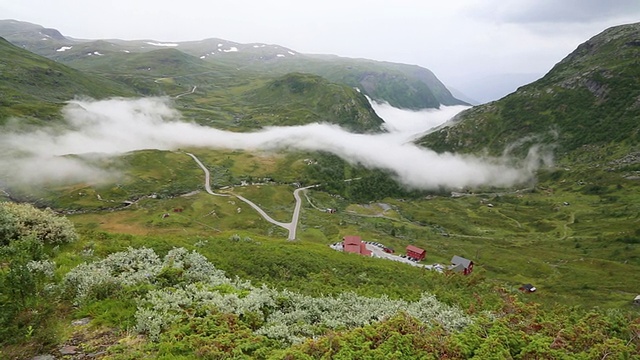 在Gaupne和Lom之间的风景优美的55路的景色视频素材