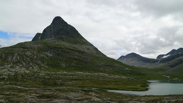 在Geiranger到Langvatnet湖之间的63号风景优美的道路上观看视频素材