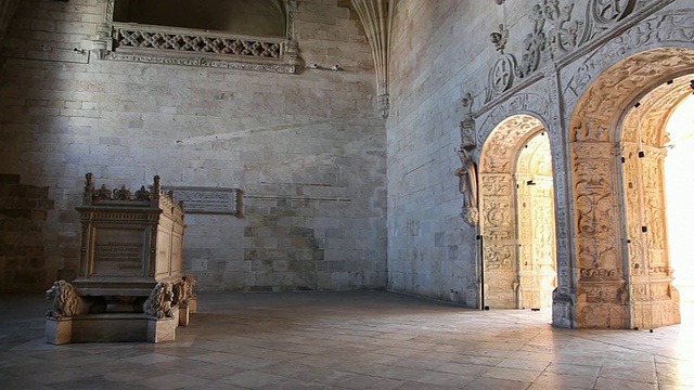 里斯本，Jeronimos修道院，Hieronymites修道院(Mosteiro dos Jeronimos)，修道院，葡萄牙小说家和历史学家Alexandre Herculano的墓视频素材