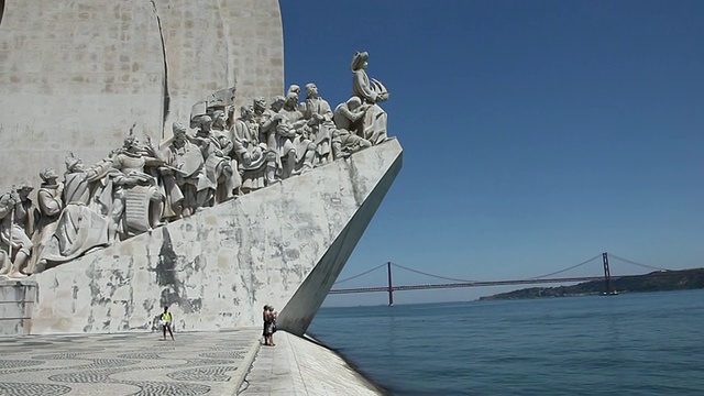 里斯本，发现纪念碑(Padrao dos Descobrimentos)，沿着塔古斯河的纪念碑的西部轮廓，贝伦视频素材