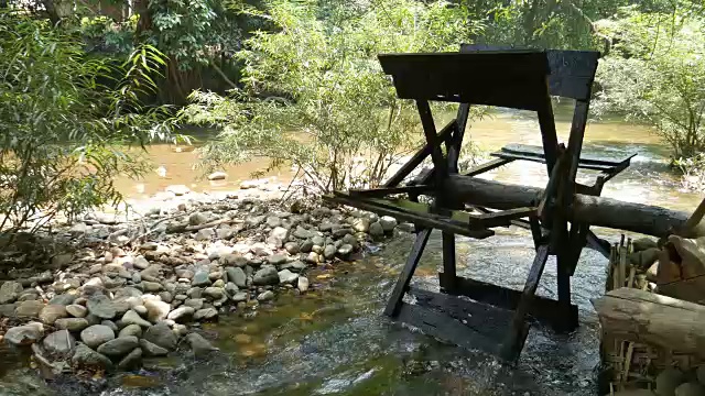 木制的水轮机在河里视频素材