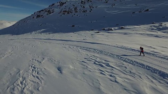 无人机拍摄的滑雪者离开镜头的画面视频下载