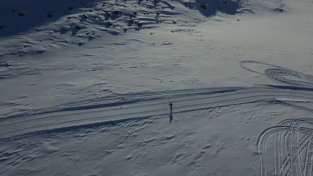 格陵兰岛上滑雪的无人机拍摄视频素材