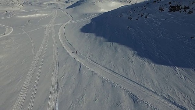 无人机拍摄的惊人风景中的滑雪者视频素材