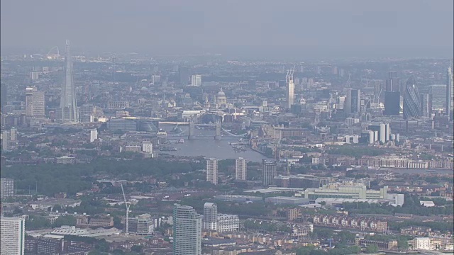 伦敦市中心鸟瞰图-碎片，塔桥，泰晤士河，圣保罗大教堂，城市视频素材