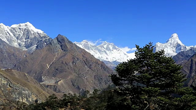 来自尼泊尔珠穆朗玛峰山脉腾格布什山口的喜马拉雅山脉视频素材