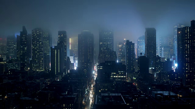 雾多云的夜晚，纽约市天际线全景图的时间流逝。城市地标风景背景视频素材