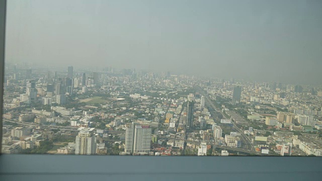 摩天大楼和城市上空的交通。Baiyoke曼谷视图视频素材