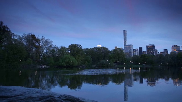 中央公园湖泊和天际线黄昏全景视频素材