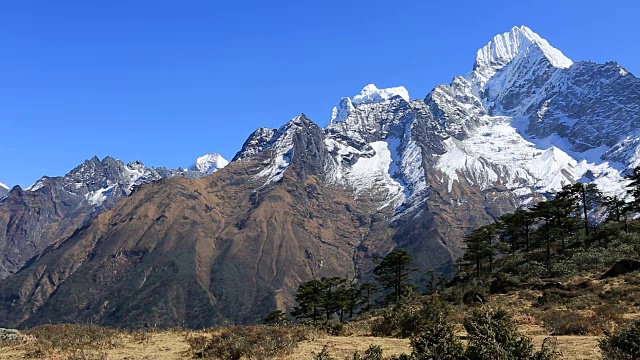 尼泊尔喜马拉雅山脉腾博什山口的Thamsherku山，积雪覆盖视频素材