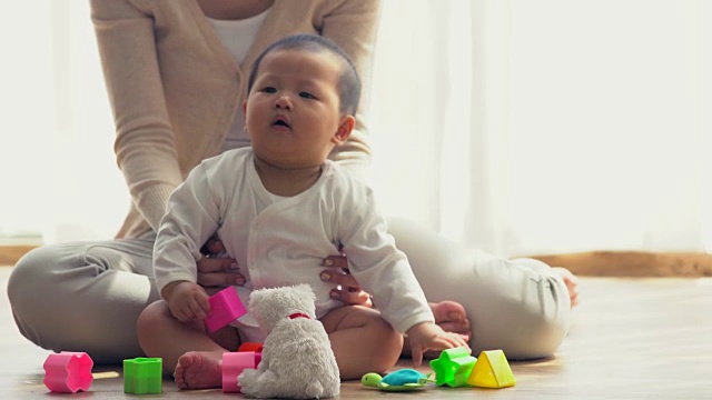 妈妈和她的孩子玩。视频素材