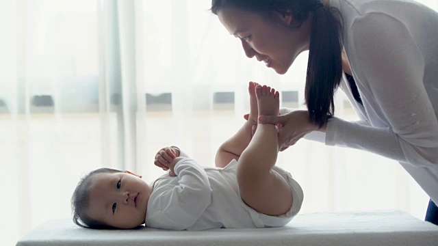 妈妈在家里和她的孩子玩。视频素材