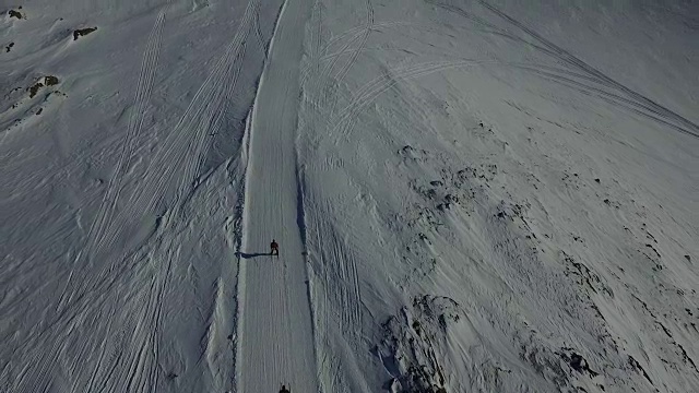 无人机拍摄的滑雪者下山的画面视频下载