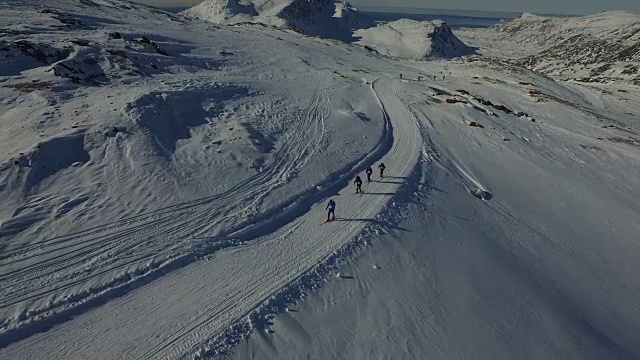 无人机拍摄的滑雪者上山的画面视频下载