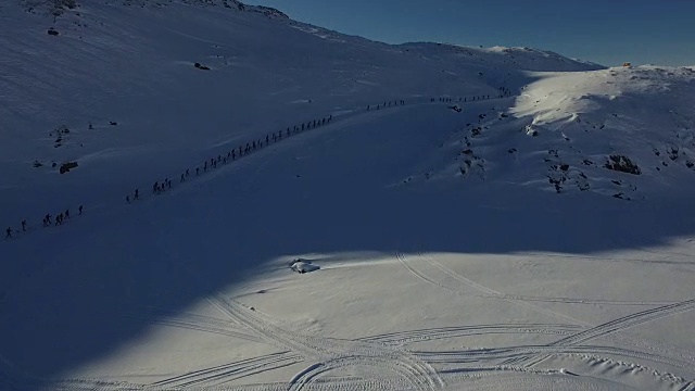 无人机拍摄的一群滑雪者向山上奔跑视频素材