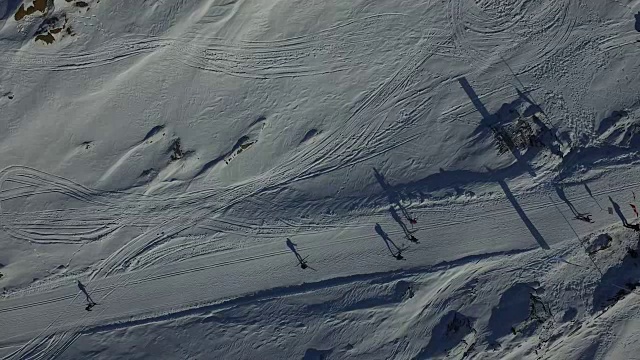 无人机拍摄的格陵兰岛滑雪者的比赛镜头视频素材