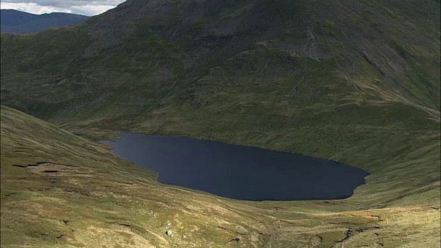 Grisedale Tarn到St Sunday岩-鸟瞰图-英格兰，坎布里亚，南湖区，英国视频素材