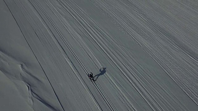 格陵兰岛一个孤独的滑雪者的无人机录像视频素材