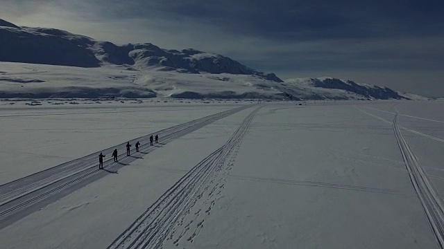 从后面看到的一组滑雪者的无人机镜头视频素材