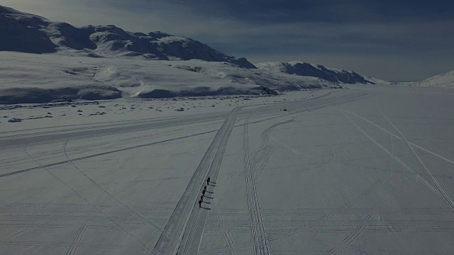 这是一组滑雪爱好者在格陵兰冰湖上的无人机镜头视频下载