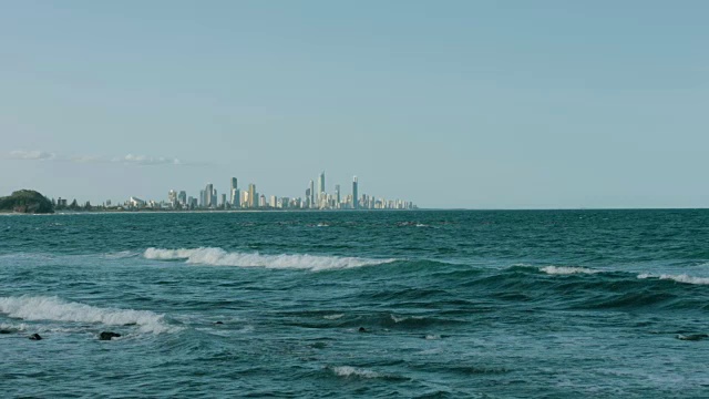 Burleigh Heads拍摄的黄金海岸的4K镜头，前面是大海，背景是黄金海岸的城市视频素材