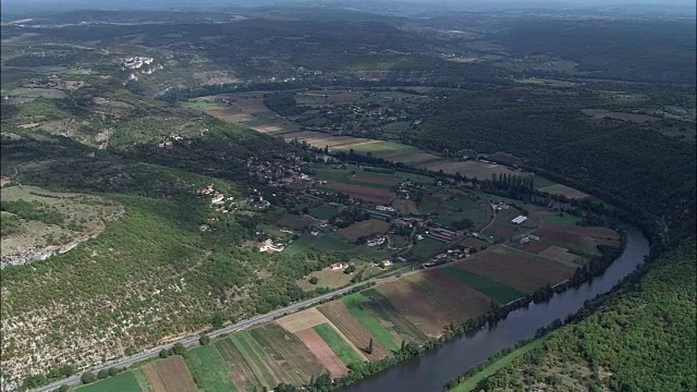 地段河流和山谷-鸟瞰图- Midi-Pyrénées，法国视频素材