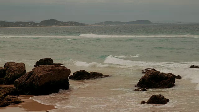 黄金海岸，Kirra Point海滩前景有岩石的4K镜头视频素材